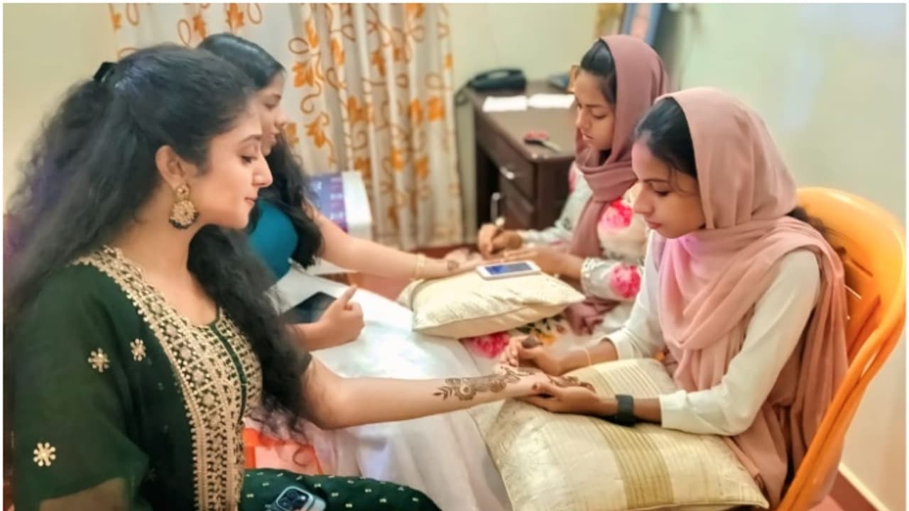 ദൂരസ്ഥലങ്ങളിൽ നിന്നുപോലും ആവശ്യക്കാർ, ഇൻഷയും ഖദീജയും തീർക്കുന്ന മൊഞ്ചുള്ള മൈലാഞ്ചി ഡിസൈനുകൾക്ക് വൻ ഡിമാൻഡ് ദൂരസ്ഥലങ്ങളിൽ നിന്നുപോലും ആവശ്യക്കാർ, ഇൻഷയും ഖദീജയും തീർക്കുന്ന മൊഞ്ചുള്ള മൈലാഞ്ചി ഡിസൈനുകൾക്ക് വൻ ഡിമാൻഡ്