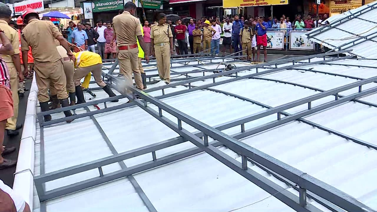 കനത്ത മഴയെ തുടർന്ന് അപകടം: തൃശൂർ കോർപറേഷൻ കെട്ടിടത്തിൻ്റെ കൂറ്റൻ ഇരുമ്പ് മേൽക്കൂര മറി‌ഞ്ഞ് എംഒ റോഡിൽ വീണു