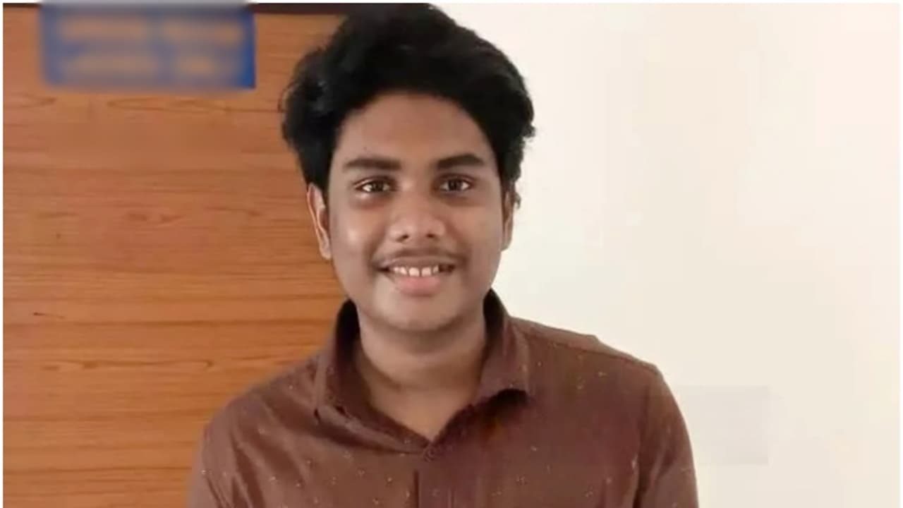 മലയാളി വിദ്യാര്ത്ഥി ബംഗളുരുവിലെ ഹോസ്റ്റൽ മുറിയിൽ ഹൃദയാഘാതം മൂലം മരിച്ചു മലയാളി വിദ്യാര്ത്ഥി ബംഗളുരുവിലെ ഹോസ്റ്റൽ മുറിയിൽ ഹൃദയാഘാതം മൂലം മരിച്ചു