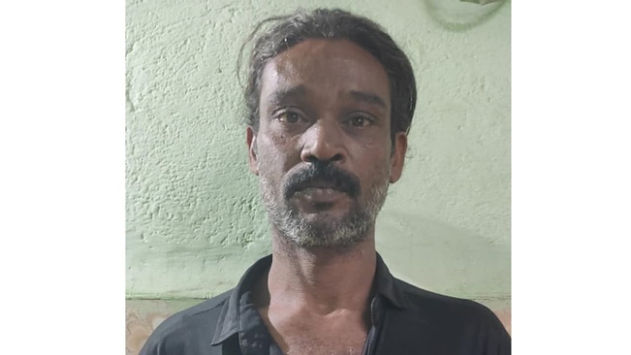 ബ്ലേഡ് ഉപയോഗിച്ച് കഴുത്ത് മുറിച്ചു; നഗരത്തിൽ ഭീതി പരത്തിയ മദ്ധ്യവയസ്കനെ ഒടുവിൽ പൊലീസ് കണ്ടെത്തി