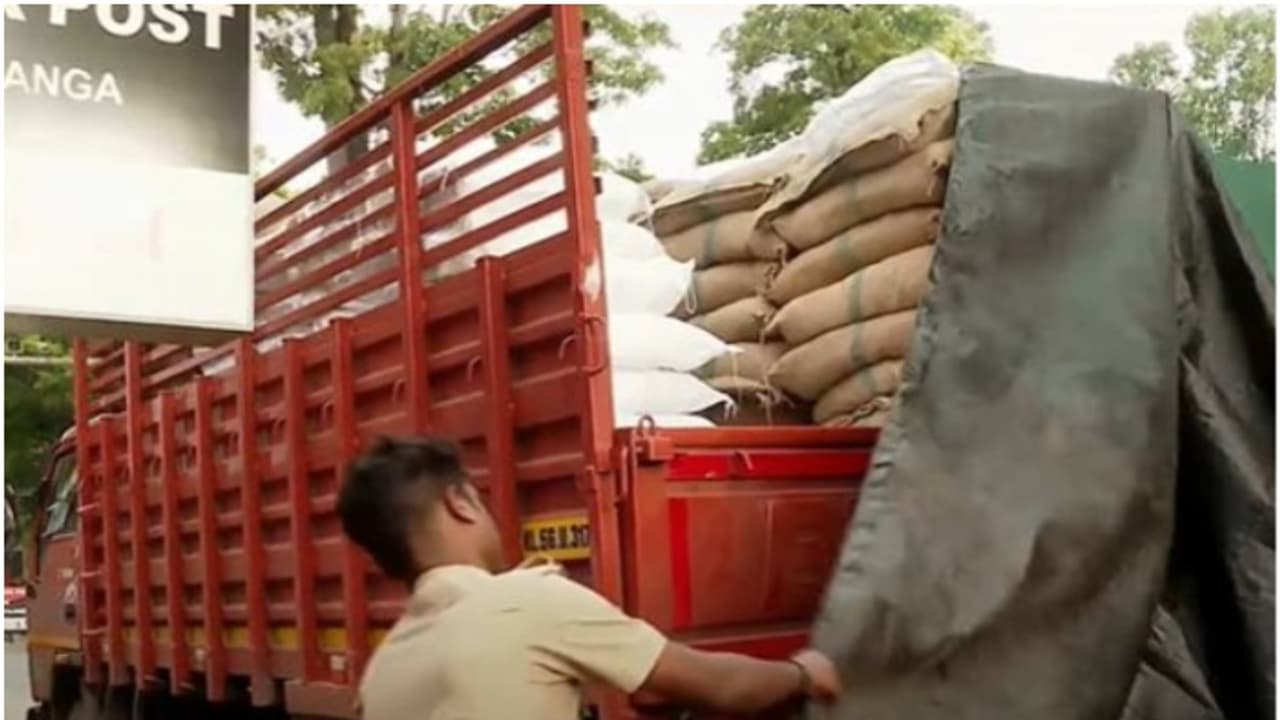 മിനിലോറിയിൽ കൊണ്ടുവന്ന 163 ചാക്ക് കാലിത്തീറ്റ കണ്ടപ്പോൾ ചെറിയൊരു സംശയം; നിരോധിത പുകയില ഉത്പന്നങ്ങളുടെ വൻ ശേഖരം