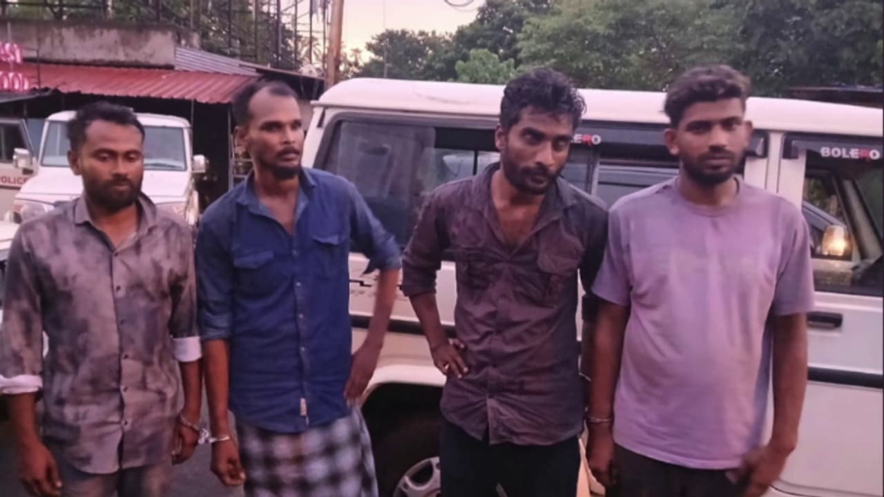 'ലോറിയിലെന്താ?' 1 മാസത്തെ നിരീക്ഷണം, ഫോൺ ഓഫാക്കിയിട്ടും പൊലീസ് പ്രതികളിലേക്കെത്തി; 124 കിലോ കഞ്ചാവ് പിടികൂടി 'ലോറിയിലെന്താ?' 1 മാസത്തെ നിരീക്ഷണം, ഫോൺ ഓഫാക്കിയിട്ടും പൊലീസ് പ്രതികളിലേക്കെത്തി; 124 കിലോ കഞ്ചാവ് പിടികൂടി