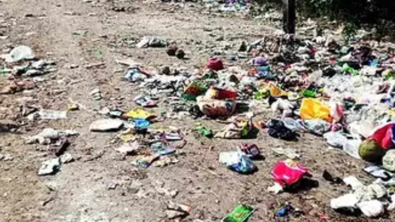 വിശ്രമിക്കാനായി മരച്ചുവട്ടിൽ കിടന്നുറങ്ങിപ്പോയി, ന​ഗരസഭയുടെ മാലിന്യവണ്ടി മാലിന്യം തട്ടി, 45കാരന് ദാരുണാന്ത്യം