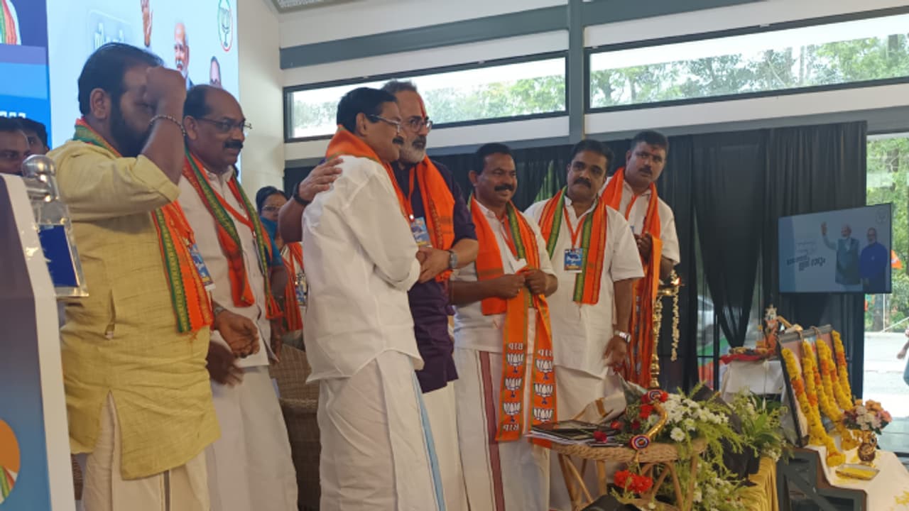 ഇടുക്കിയിലെ പ്രമുഖ കോൺഗ്രസ് നേതാവ് ബിജെപിയിൽ ചേർന്നു; രാജീവ് ചന്ദ്രശേഖർ അംഗത്വം നൽകി ഇടുക്കിയിലെ പ്രമുഖ കോൺഗ്രസ് നേതാവ് ബിജെപിയിൽ ചേർന്നു; രാജീവ് ചന്ദ്രശേഖർ അംഗത്വം നൽകി