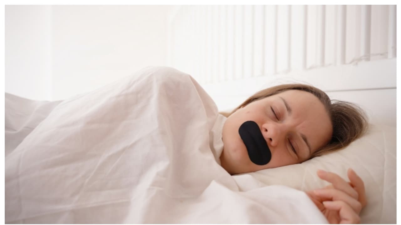 ഉറങ്ങുമ്പോൾ ടേപ്പ് കൊണ്ട് വായ ഒട്ടിച്ച് വയ്ക്കൽ; മണ്ടത്തരം ചെയ്യരുതെന്ന് ആരോഗ്യ വിദഗ്ദർ