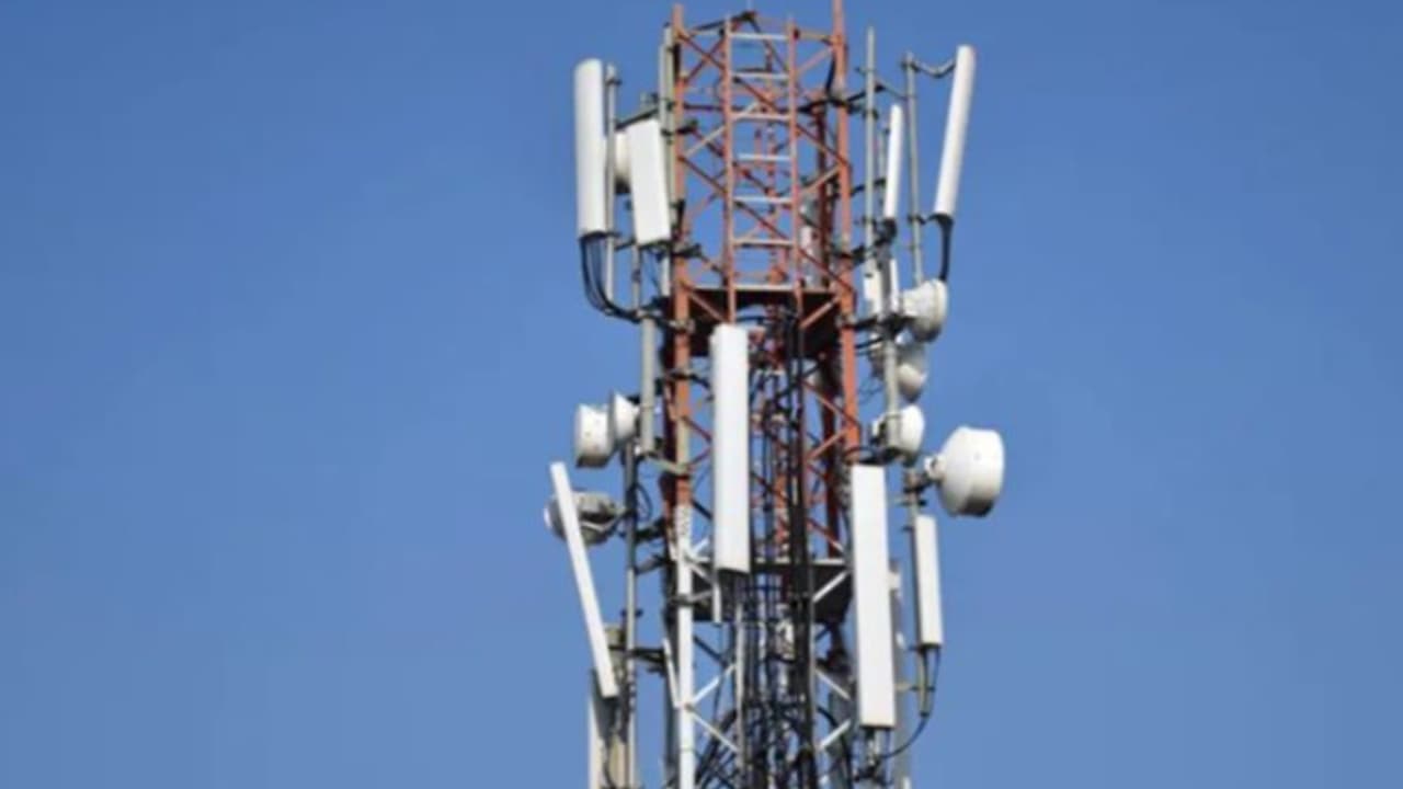 ദേശവിരുദ്ധ ശക്തികളിൽ നിന്ന് ഭീഷണി; ജമ്മുവിൽ പൊലീസ് ശുപാർശക്ക് പിന്നാലെ 37 ടവറുകൾക്ക് കീഴിൽ ഇന്റർനെറ്റ് വിലക്കി ദേശവിരുദ്ധ ശക്തികളിൽ നിന്ന് ഭീഷണി; ജമ്മുവിൽ പൊലീസ് ശുപാർശക്ക് പിന്നാലെ 37 ടവറുകൾക്ക് കീഴിൽ ഇന്റർനെറ്റ് വിലക്കി