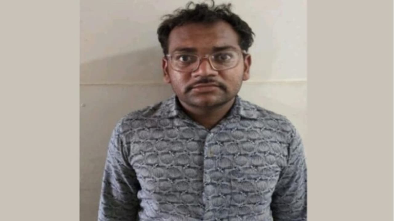 വാട്സ്ആപ് വഴി അടുപ്പം സ്ഥാപിച്ച യുവതി പാകിസ്ഥാൻ ഏജന്റ്; നിർണായക ചിത്രങ്ങളും വീഡിയോകളും അയച്ചുകൊടുത്ത് യുവാവ് വാട്സ്ആപ് വഴി അടുപ്പം സ്ഥാപിച്ച യുവതി പാകിസ്ഥാൻ ഏജന്റ്; നിർണായക ചിത്രങ്ങളും വീഡിയോകളും അയച്ചുകൊടുത്ത് യുവാവ്