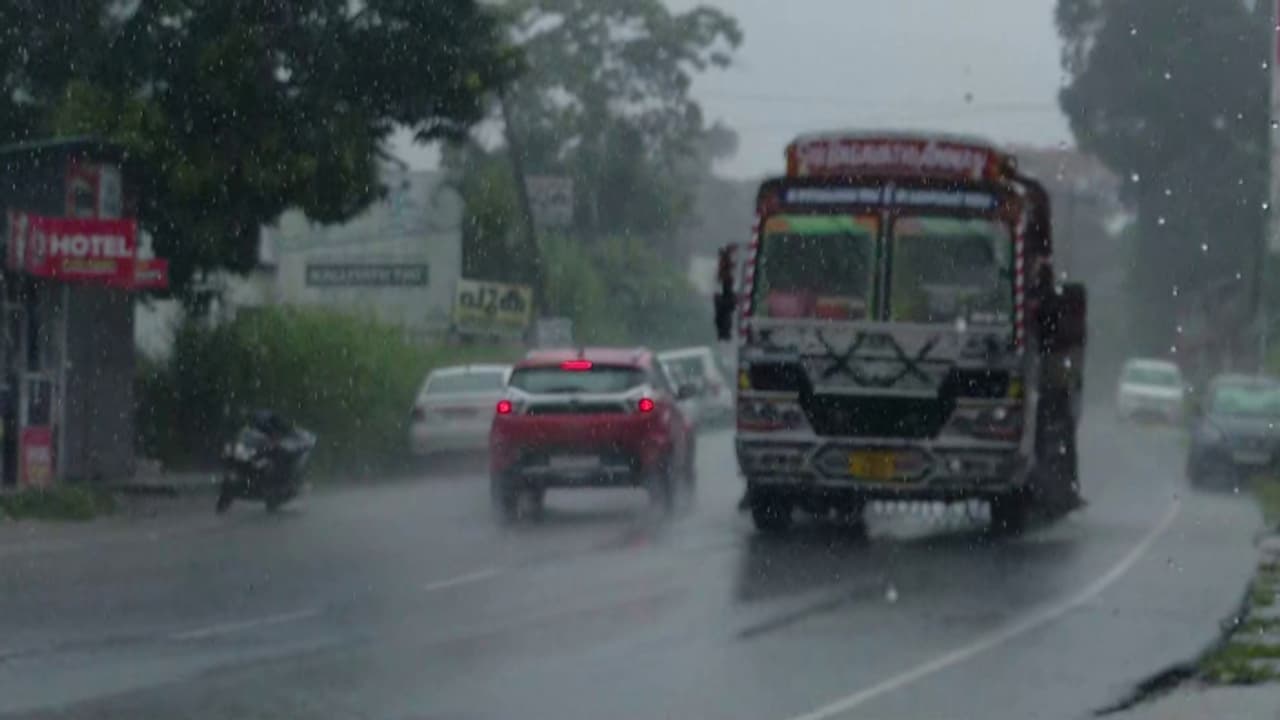 സംസ്ഥാനത്ത് പരക്കെ നാശം വിതച്ച് കാലവര്‍ഷം; മഴക്കെടുതിയിൽ മൂന്നു മരണം, 7 ദിവസം അതീവ ജാഗ്രതയെന്ന് മുഖ്യമന്ത്രി