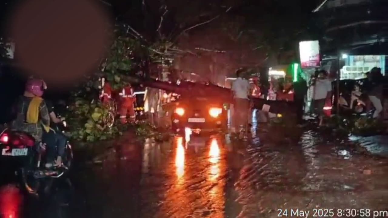 സംസ്ഥാനത്ത് കനത്ത മഴ തുടരുന്നു, ജില്ലകളിൽ റെഡ് ഓറഞ്ച് അലർട്ട്; രാത്രി പെയ്ത മഴയിൽ പലയിടത്തും നാശനഷ്ടം സംസ്ഥാനത്ത് കനത്ത മഴ തുടരുന്നു, ജില്ലകളിൽ റെഡ് ഓറഞ്ച് അലർട്ട്; രാത്രി പെയ്ത മഴയിൽ പലയിടത്തും നാശനഷ്ടം