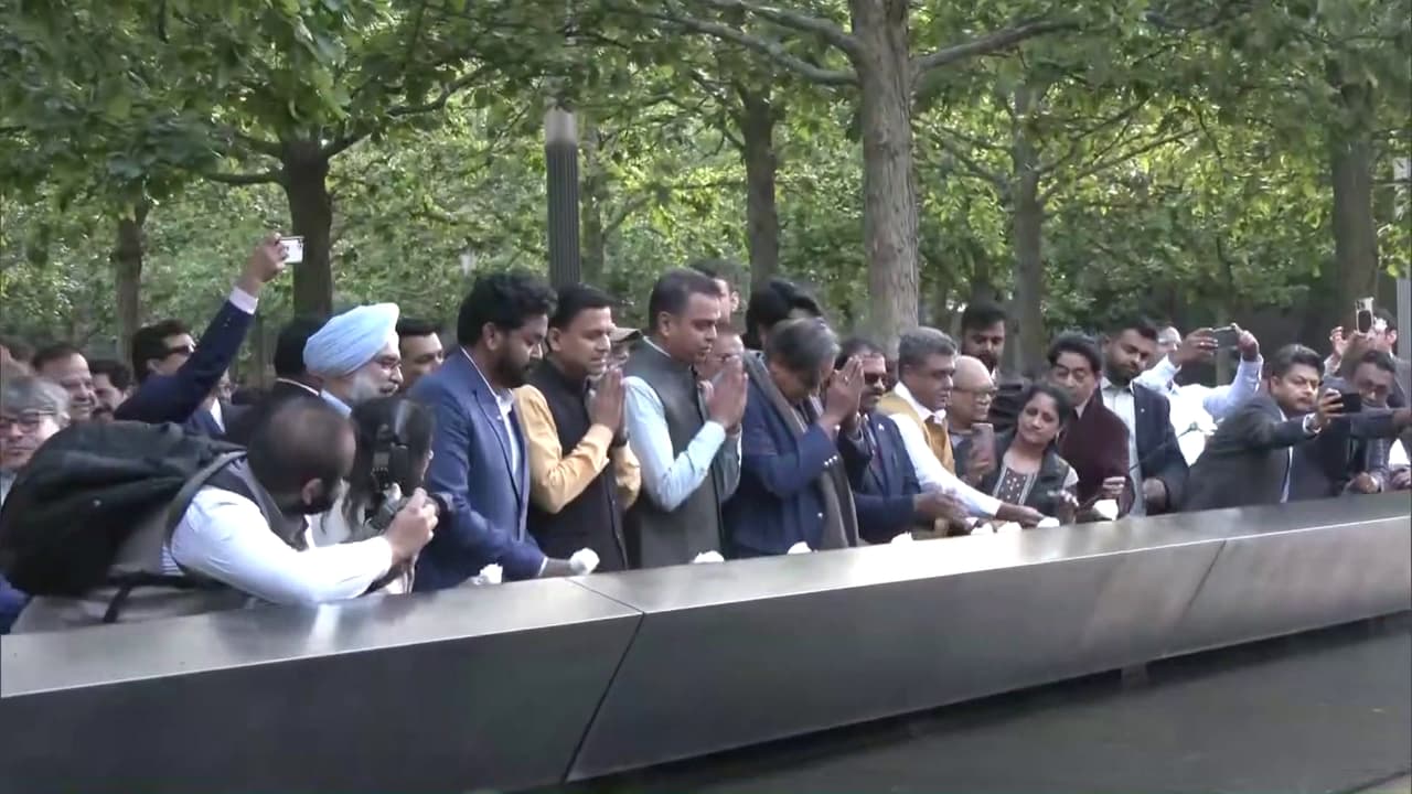 ശശി തരൂർ നയിക്കുന്ന ഇന്ത്യൻ പ്രതിനിധി സംഘം ന്യൂയോർക്കിൽ; 9/11 ഭീകരാക്രമണ സ്‌മാരകത്തിൽ ആദരമർപ്പിച്ചു