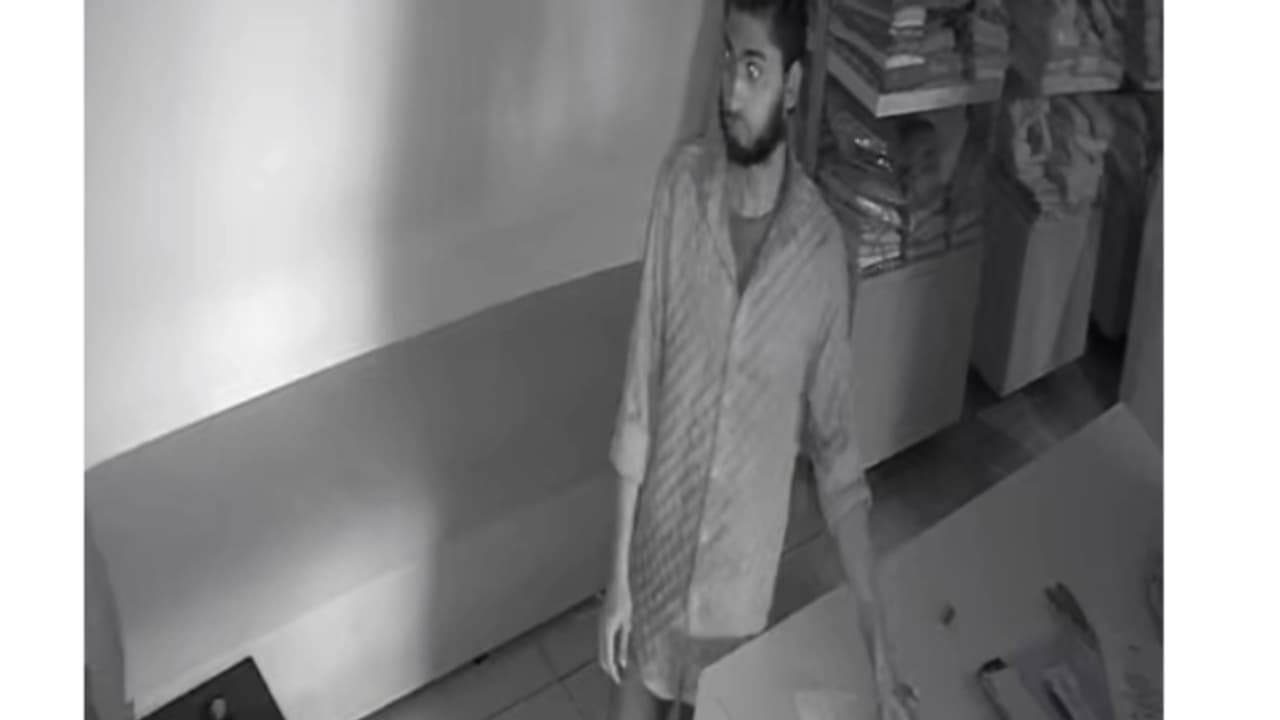 തുണിക്കടയിലെ സിസിടിവി കാമറയില് എല്ലാം പതിഞ്ഞു; ഗ്ലാസ് ഡോർ തുറന്നു കയറി മേശപ്പുറത്തു നിന്ന് ഫോണുമായി മുങ്ങി തുണിക്കടയിലെ സിസിടിവി കാമറയില് എല്ലാം പതിഞ്ഞു; ഗ്ലാസ് ഡോർ തുറന്നു കയറി മേശപ്പുറത്തു നിന്ന് ഫോണുമായി മുങ്ങി