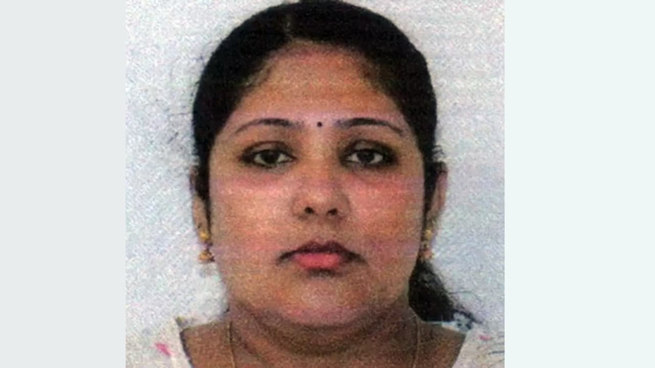 ഒമാനിൽ മാൻഹോളിൽ വീണ് മരിച്ച മലയാളി നഴ്സിന്റെ മൃതദേഹം നാളെ നാട്ടിലെത്തിക്കും ഒമാനിൽ മാൻഹോളിൽ വീണ് മരിച്ച മലയാളി നഴ്സിന്റെ മൃതദേഹം നാളെ നാട്ടിലെത്തിക്കും