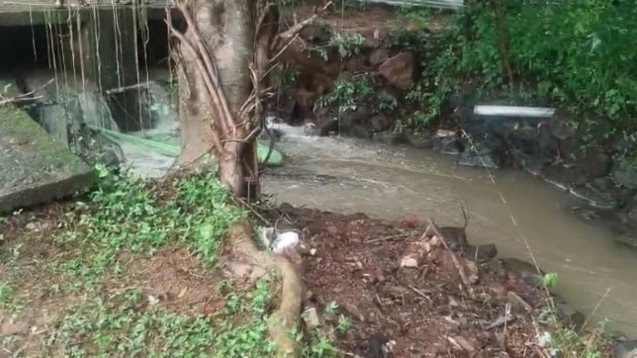 മീൻപിടിക്കാൻ പോയ യുവാവിനെ തോട്ടിൽ മരിച്ച നിലയിൽ കണ്ടെത്തി മീൻപിടിക്കാൻ പോയ യുവാവിനെ തോട്ടിൽ മരിച്ച നിലയിൽ കണ്ടെത്തി