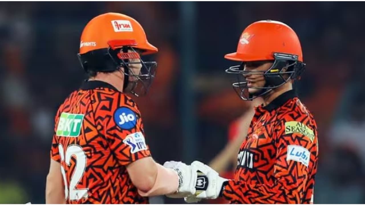 കൊൽക്കത്തയ്ക്ക് അപായ മുന്നറിയിപ്പ്! വെടിക്കെട്ട് ബാറ്റിംഗുമായി ഹൈദരാബാദ് ഓപ്പണര്‍മാര്‍, ലക്ഷ്യം 300?