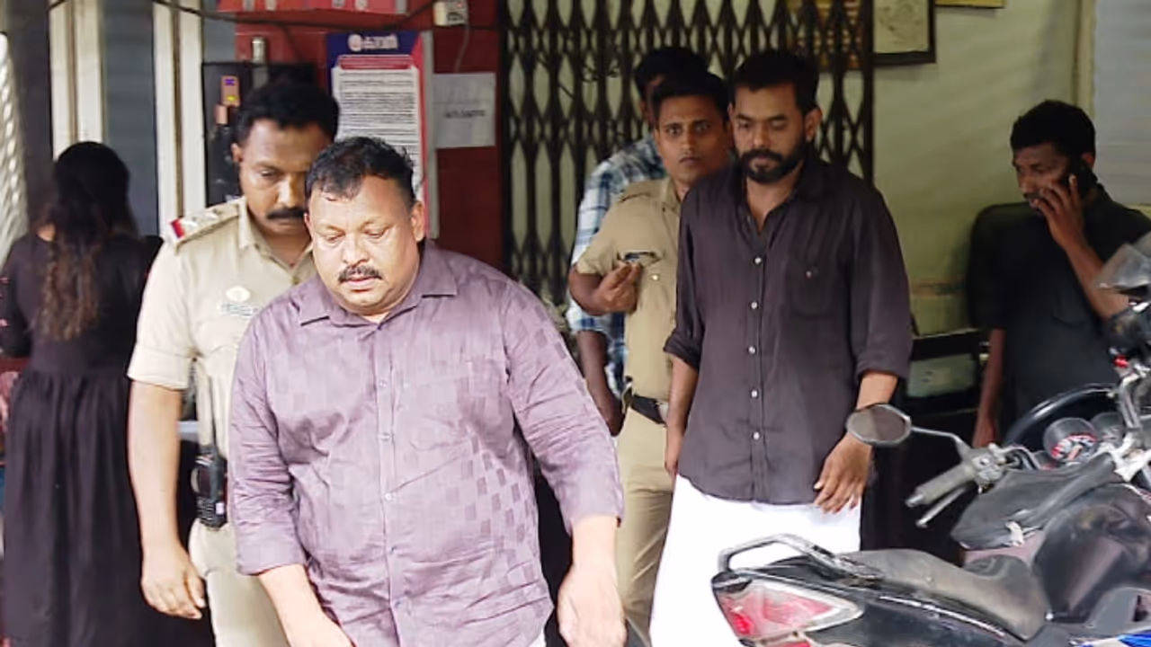 നിക്ഷേപകരെ കബളിപ്പിച്ച് 300 കോടിയിലേറെ രൂപ തട്ടിയ കേസ്; ദി ഫോര്ത്ത് ഓണ്ലൈന് ചാനല് ഉടമകള് അറസ്റ്റില് നിക്ഷേപകരെ കബളിപ്പിച്ച് 300 കോടിയിലേറെ രൂപ തട്ടിയ കേസ്; ദി ഫോര്ത്ത് ഓണ്ലൈന് ചാനല് ഉടമകള് അറസ്റ്റില്