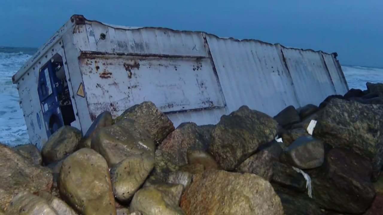 കൊല്ലത്ത് അടിഞ്ഞ കണ്ടെയ്നറുകളിൽ 28 എണ്ണം ശൂന്യം; ഗ്രീന് ടീ, ന്യൂസ് പ്രിന്റുകളും അടക്കം മറ്റ് കണ്ടെയ്നറുകളിൽ കൊല്ലത്ത് അടിഞ്ഞ കണ്ടെയ്നറുകളിൽ 28 എണ്ണം ശൂന്യം; ഗ്രീന് ടീ, ന്യൂസ് പ്രിന്റുകളും അടക്കം മറ്റ് കണ്ടെയ്നറുകളിൽ