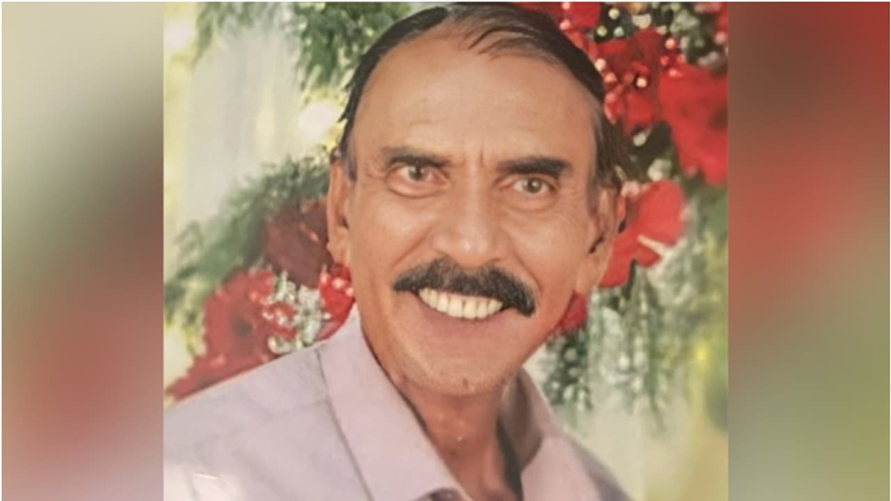 തെങ്ങ് കടപുഴകി വീണ് സ്കൂട്ടര് യാത്രികന് ദാരുണാന്ത്യം തെങ്ങ് കടപുഴകി വീണ് സ്കൂട്ടര് യാത്രികന് ദാരുണാന്ത്യം