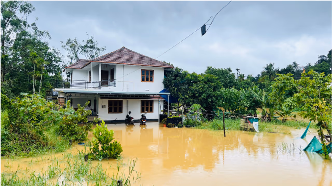 പെരുമഴ തുടരുന്നു, വയനാട്ടില് ദുതിതാശ്വാസ ക്യാമ്പ് തുറന്നു; മിക്കയിടത്തും മരം വീണുള്ള ഗതാഗത തടസ്സം രൂക്ഷം പെരുമഴ തുടരുന്നു, വയനാട്ടില് ദുതിതാശ്വാസ ക്യാമ്പ് തുറന്നു; മിക്കയിടത്തും മരം വീണുള്ള ഗതാഗത തടസ്സം രൂക്ഷം