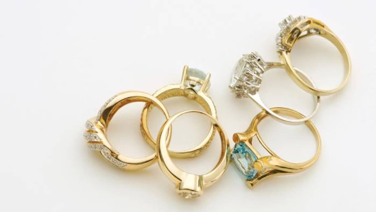 സ്വർണത്തോട് ചെറുപ്പത്തിലേ പ്രണയം, എട്ട് വിരലിലും മോതിരം സ്വർണത്തോട് ചെറുപ്പത്തിലേ പ്രണയം, എട്ട് വിരലിലും മോതിരം