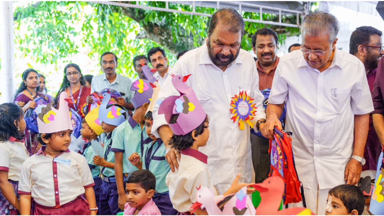 സ്കൂൾ തുറക്കുക ജൂൺ 2 ന്, മുന്നൊരുക്കം വിലയിരുത്തി മുഖ്യമന്ത്രി; പ്രവേശനോത്സവം ആലപ്പുഴ കലവൂർ സ്കൂളിൽ