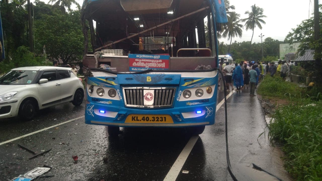 മണ്ണാർക്കാട് സ്വകാര്യ ബസുകൾ കൂട്ടിയിടിച്ച് അപകടം; നിരവധി പേർക്ക് പരിക്ക്, ഒരാളുടെ നില ഗുരുതരം മണ്ണാർക്കാട് സ്വകാര്യ ബസുകൾ കൂട്ടിയിടിച്ച് അപകടം; നിരവധി പേർക്ക് പരിക്ക്, ഒരാളുടെ നില ഗുരുതരം