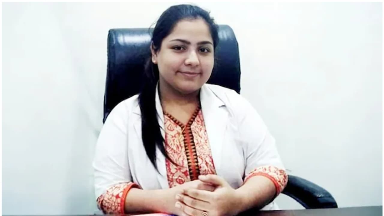 ഹെയർ ട്രാൻസ്പ്ലാന്റ് ചെയ്ത് 48 മണിക്കൂറിൽ രണ്ട് ദാരുണ സംഭവങ്ങൾ; ഒളിവിലായിരുന്ന ദന്ത ഡോക്ടർ കീഴടങ്ങി ഹെയർ ട്രാൻസ്പ്ലാന്റ് ചെയ്ത് 48 മണിക്കൂറിൽ രണ്ട് ദാരുണ സംഭവങ്ങൾ; ഒളിവിലായിരുന്ന ദന്ത ഡോക്ടർ കീഴടങ്ങി