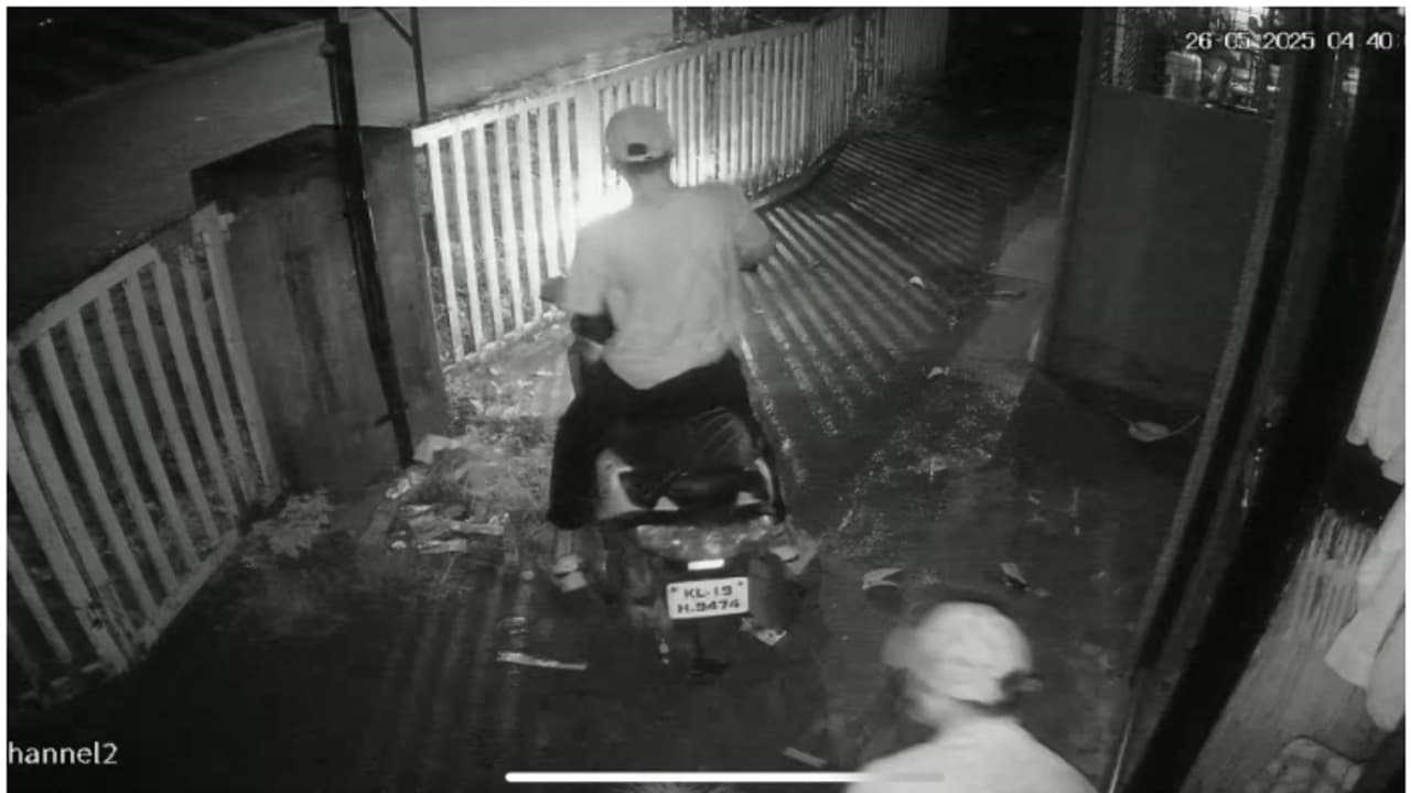 റെഡിമെയ്ഡ് കടയിൽ നിന്നും വസ്ത്രങ്ങൾ കവർന്നു; വാച്ചുകളും പെർഫ്യൂമുകളും തുണികൾക്കൊപ്പം ചാക്കിലാക്കി മോഷ്ടാക്കൾ