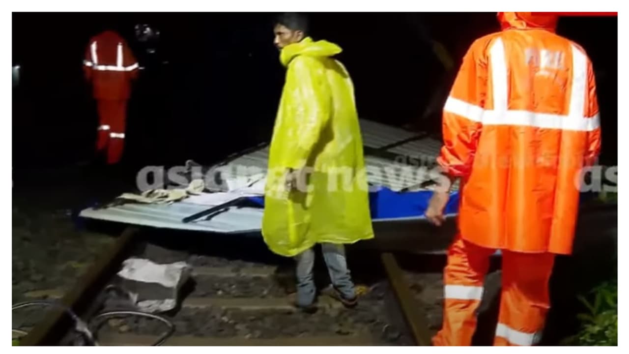 ഇന്നും അതിതീവ്ര മഴയ്ക്ക് സാധ്യത; 4 ജില്ലകളിലെ വിദ്യാഭ്യാസ സ്ഥാപനങ്ങൾക്ക് അവധി, ട്രെയിൻ സർവീസ് താറുമാറായി ഇന്നും അതിതീവ്ര മഴയ്ക്ക് സാധ്യത; 4 ജില്ലകളിലെ വിദ്യാഭ്യാസ സ്ഥാപനങ്ങൾക്ക് അവധി, ട്രെയിൻ സർവീസ് താറുമാറായി