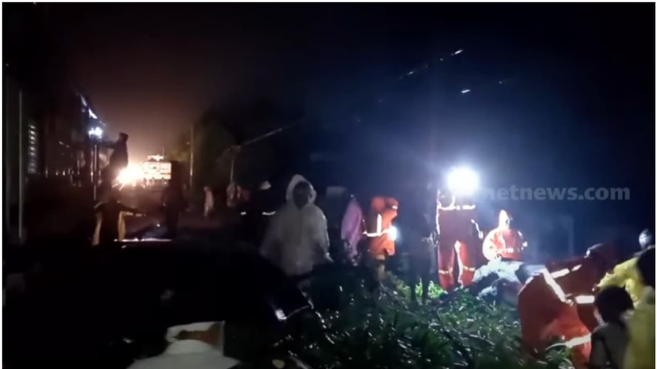 കോഴിക്കോടും ആലുവയിലും റെയിൽവെ ട്രാക്കിൽ മരം വീണു, ഗതാഗതം തടസ്സപ്പെട്ടത് 6 മണിക്കൂറോളം, ട്രെയിനുകൾ വൈകിയോടുന്നു