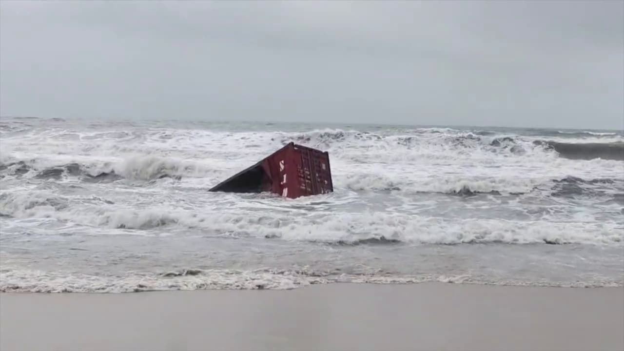 ഉപ്പുകല്ലുകൾ പോലുള്ള വസ്തുക്കൾ തീരത്ത് അടിഞ്ഞു, കണ്ടെയ്നർ ഭീഷണി നിലനിൽക്കെ വർക്കല പാപനാശം തീരത്ത് ബലിതർപ്പണം