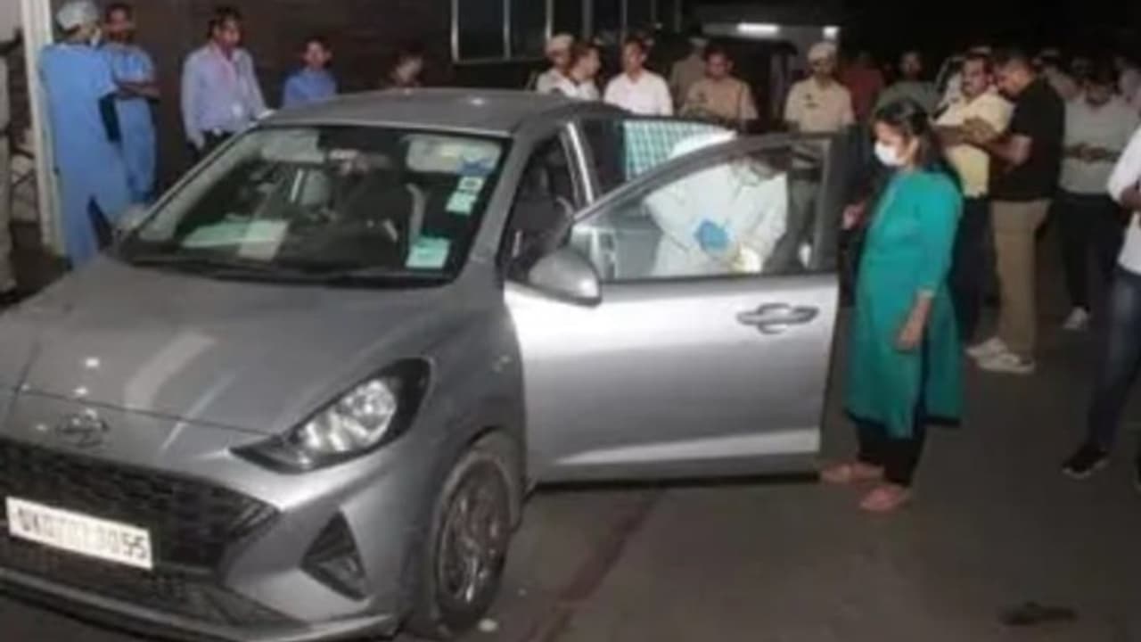 വിൻഡ് ഷീൽഡിൽ തുണിവച്ച് മറച്ച നിലയിൽ, ഒരു കുടുംബത്തിലെ 7പേർ കാറിനുള്ളിൽ മരിച്ച നിലയിൽ വിൻഡ് ഷീൽഡിൽ തുണിവച്ച് മറച്ച നിലയിൽ, ഒരു കുടുംബത്തിലെ 7പേർ കാറിനുള്ളിൽ മരിച്ച നിലയിൽ