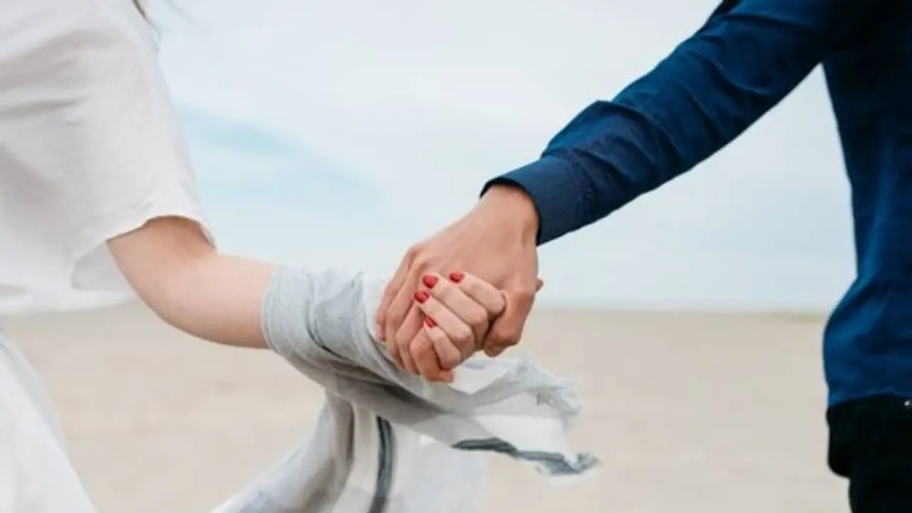 എന്തൊരു സ്നേഹം, കരുതല്; കാൻസർബാധിതയായ ഭാര്യയെ യുവാവ് ജീവിതത്തിലേക്ക് തിരികെകൊണ്ടുവന്നത് ഇങ്ങനെ എന്തൊരു സ്നേഹം, കരുതല്; കാൻസർബാധിതയായ ഭാര്യയെ യുവാവ് ജീവിതത്തിലേക്ക് തിരികെകൊണ്ടുവന്നത് ഇങ്ങനെ