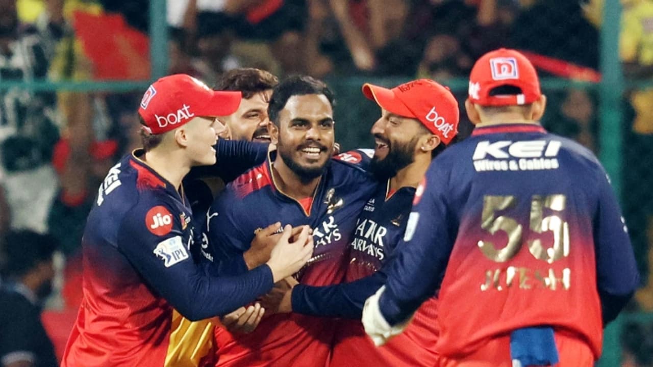 ബൂസ്റ്റായി ഹേസല്വുഡ്, അങ്കലാപ്പ് മാറ്റാൻ ബെംഗളൂരു! ജയിച്ചാല് കിരീടത്തിലേക്ക് ദൂരം കുറയും ബൂസ്റ്റായി ഹേസല്വുഡ്, അങ്കലാപ്പ് മാറ്റാൻ ബെംഗളൂരു! ജയിച്ചാല് കിരീടത്തിലേക്ക് ദൂരം കുറയും