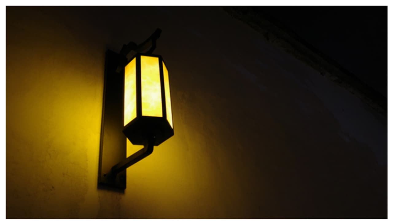 രാത്രി മുഴുവൻ വീടിന് പുറത്ത് ഈ ലൈറ്റുകൾ ഇടാറുണ്ടോ? എങ്കിൽ മാറ്റിക്കോളൂ; കാര്യം ഇതാണ്