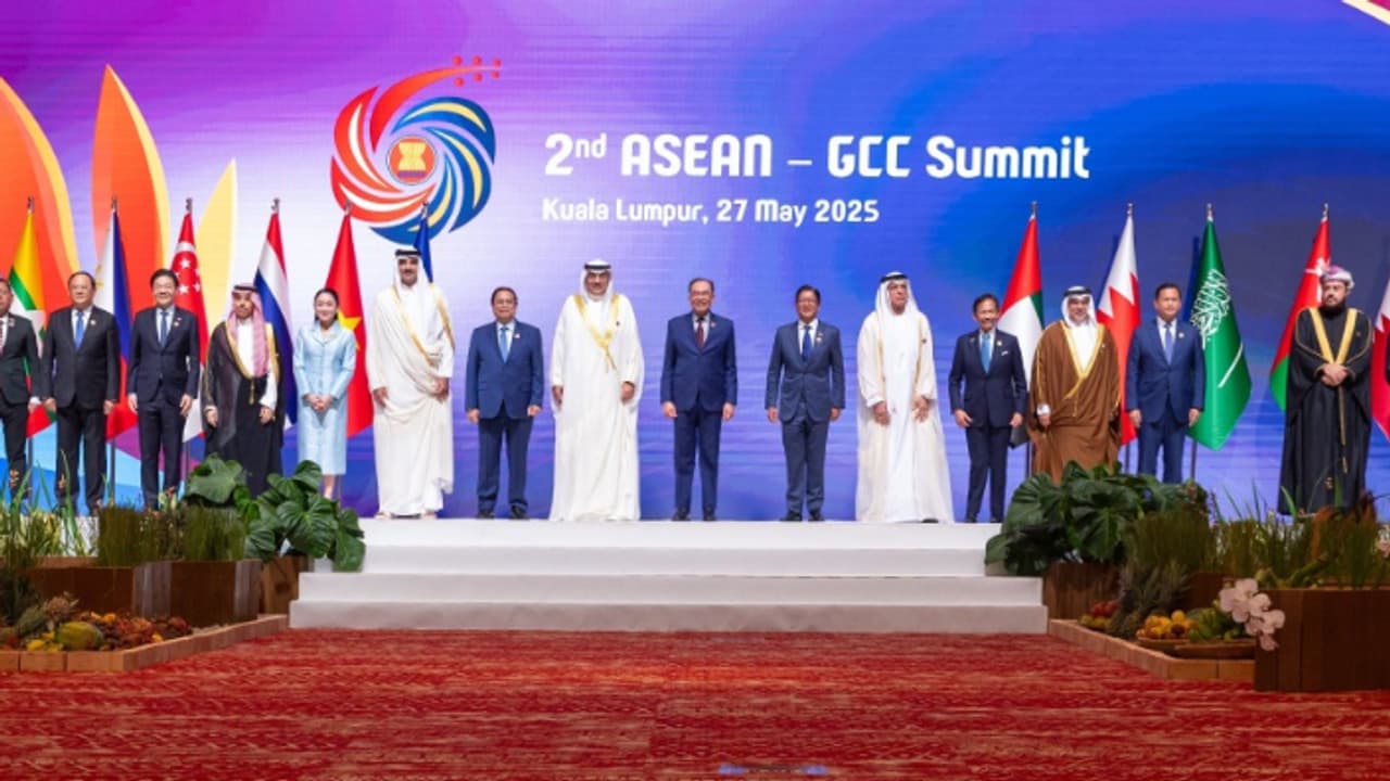 മലേഷ്യയിൽ നടക്കുന്ന ആസിയാൻ ജിസിസി ഉച്ചകോടിയിൽ പ​ങ്കെടുത്ത് ഖത്തർ അമീർ 