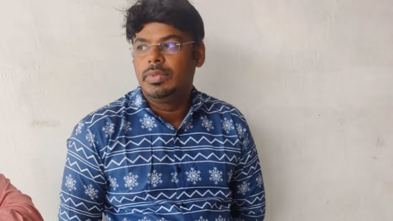 ബിൽഡിങ് പെർമിറ്റിനായി ചോദിച്ചത് 20000, പണമില്ലെന്ന് പറഞ്ഞപ്പോൾ 10000 ആക്കി കുറച്ചു; കയ്യോടെ പൊക്കി വിജിലന്സ് ബിൽഡിങ് പെർമിറ്റിനായി ചോദിച്ചത് 20000, പണമില്ലെന്ന് പറഞ്ഞപ്പോൾ 10000 ആക്കി കുറച്ചു; കയ്യോടെ പൊക്കി വിജിലന്സ്