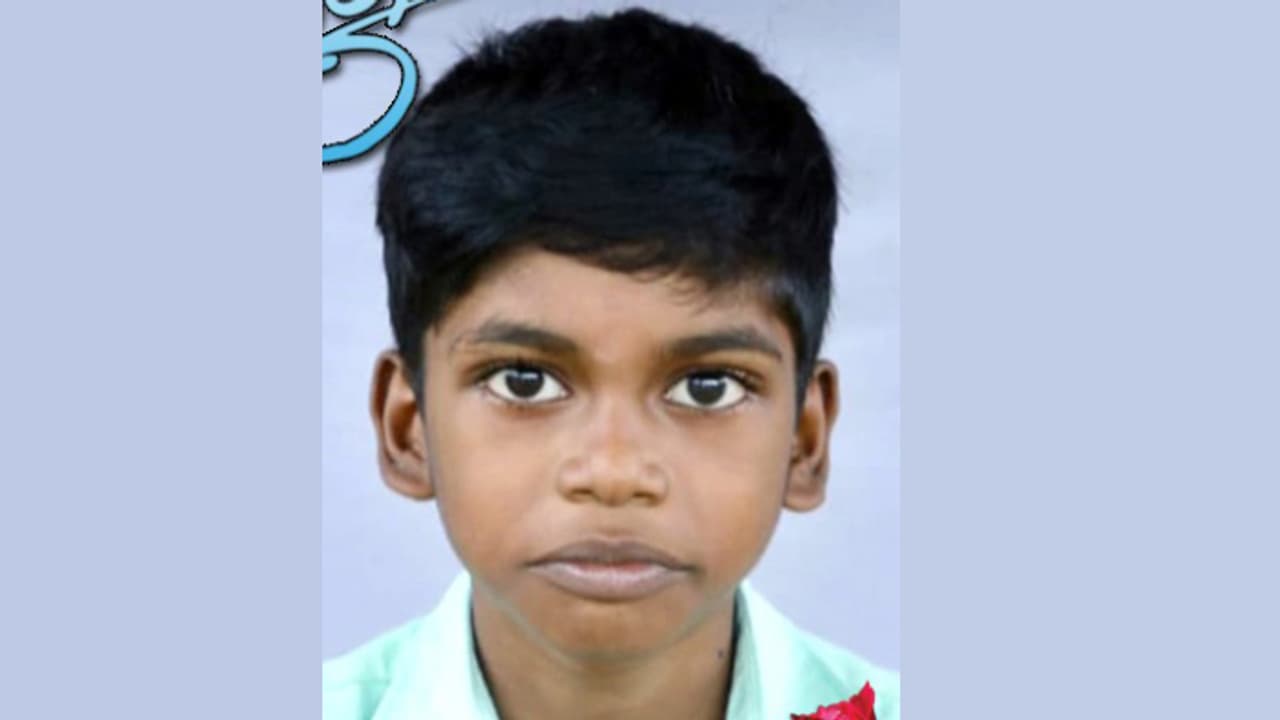 കുഞ്ഞനുജൻ കുളത്തിൽ വീണു; പത്തു വയസുകാരന് മരിച്ചത് സഹോദരനെ രക്ഷിക്കാന് ശ്രമിക്കുന്നതിനിടയില് കുഞ്ഞനുജൻ കുളത്തിൽ വീണു; പത്തു വയസുകാരന് മരിച്ചത് സഹോദരനെ രക്ഷിക്കാന് ശ്രമിക്കുന്നതിനിടയില്