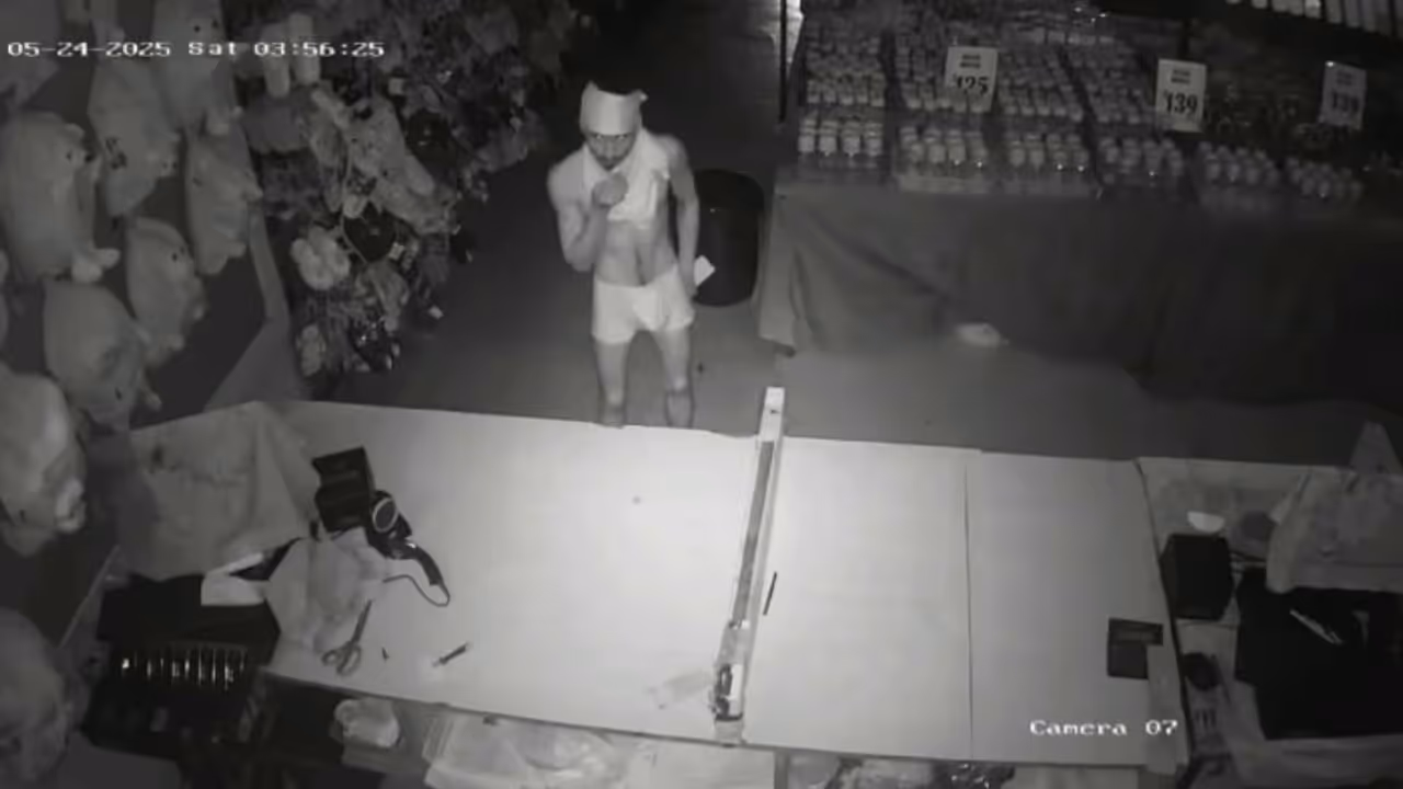 പൊലീസ് സ്റ്റേഷന് തൊട്ടടുത്തുള്ള സ്ഥാപനത്തിൽ മോഷണം; കവർന്നത് 3.5 ലക്ഷത്തിലേറെ രൂപ, സിസിടിവി ദൃശ്യങ്ങൾ പുറത്ത് പൊലീസ് സ്റ്റേഷന് തൊട്ടടുത്തുള്ള സ്ഥാപനത്തിൽ മോഷണം; കവർന്നത് 3.5 ലക്ഷത്തിലേറെ രൂപ, സിസിടിവി ദൃശ്യങ്ങൾ പുറത്ത്