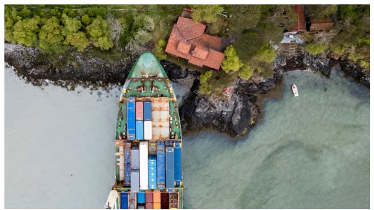 സെക്കന്‍ ഓഫീസര്‍ ഉറങ്ങിപ്പോയി, ചരക്ക് കപ്പല്‍ ഇടിച്ച് കയറിയത് വീട്ടുമുറ്റത്ത്; വീഡിയോ വൈറൽ 