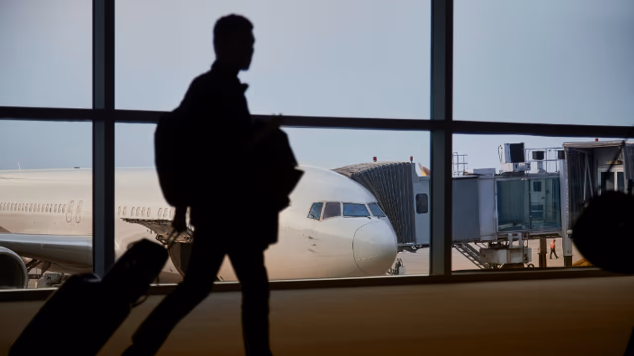 പറക്കാം കരുതലോടെ; ഇ മൈഗ്രേറ്റിൽ രജിസ്‌റ്റർ ചെയ്‌ത ഏജൻസികളെ മാത്രം ആശ്രയിക്കണമെന്ന മുന്നറിയിപ്പുമായി പൊലീസ്