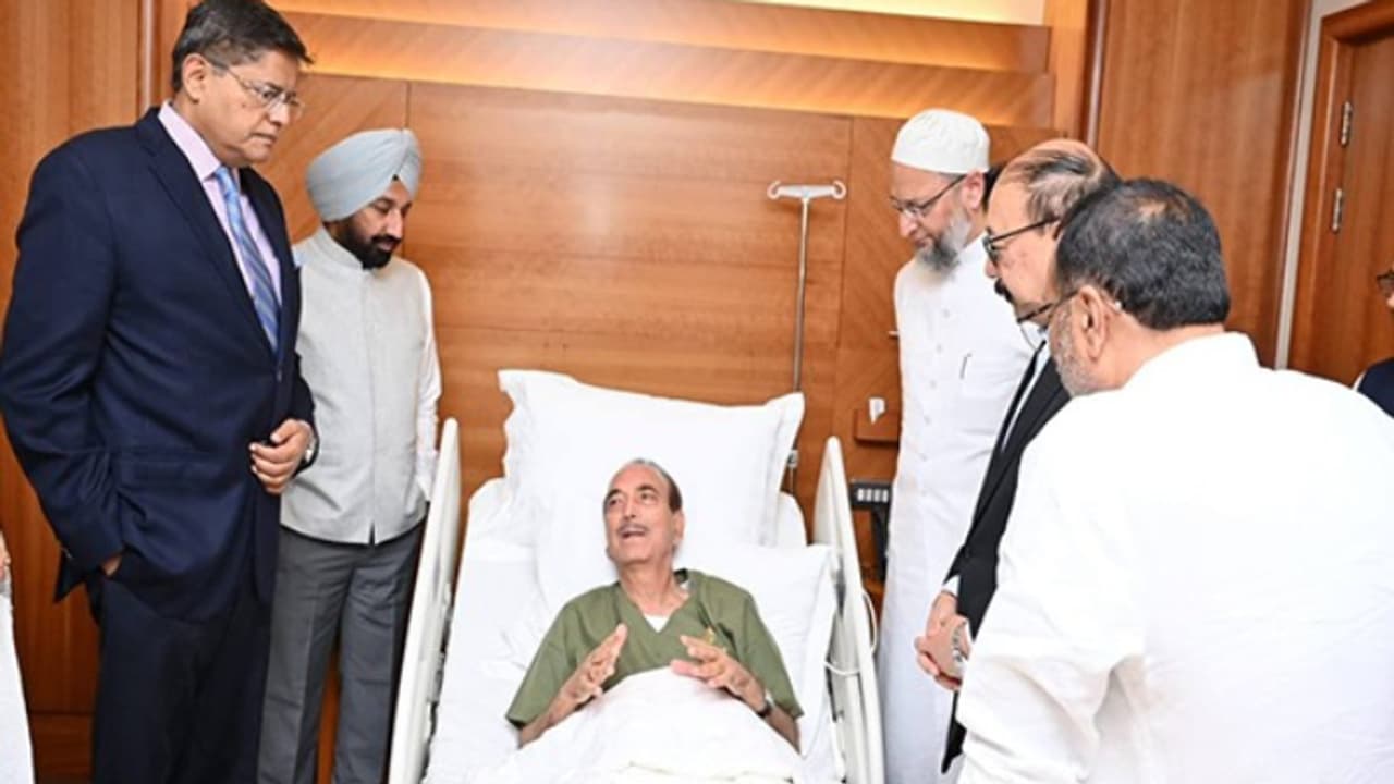 ഇന്ത്യൻ പ്രതിനിധി സംഘത്തിനൊപ്പമെത്തിയ ഗുലാം നബി ആസാദിനെ കുവൈത്തിലെ ആശുപത്രിയിൽ പ്രവേശിപ്പിച്ചു ഇന്ത്യൻ പ്രതിനിധി സംഘത്തിനൊപ്പമെത്തിയ ഗുലാം നബി ആസാദിനെ കുവൈത്തിലെ ആശുപത്രിയിൽ പ്രവേശിപ്പിച്ചു