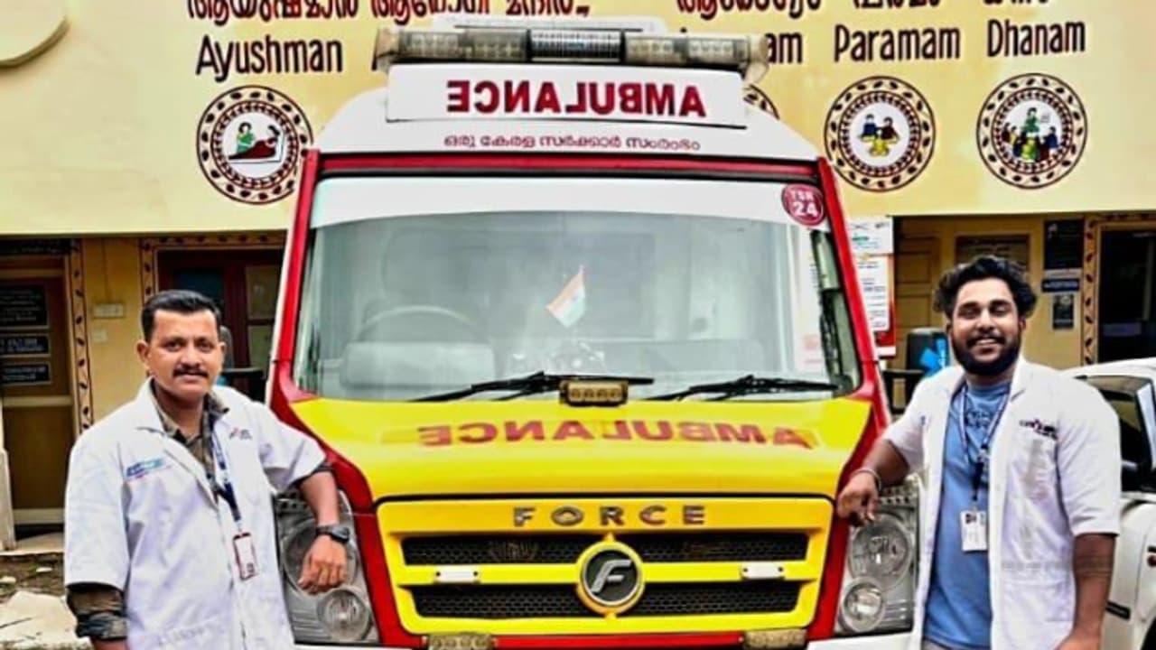 വേദന വന്ന് ആശുപത്രിയിലേക്ക് പോകാനൊരുങ്ങവെ 25കാരി വീട്ടിൽ പ്രസവിച്ചു; രക്ഷകരായി കനിവ് ആംബുലൻസ് ജീവനക്കാർ വേദന വന്ന് ആശുപത്രിയിലേക്ക് പോകാനൊരുങ്ങവെ 25കാരി വീട്ടിൽ പ്രസവിച്ചു; രക്ഷകരായി കനിവ് ആംബുലൻസ് ജീവനക്കാർ