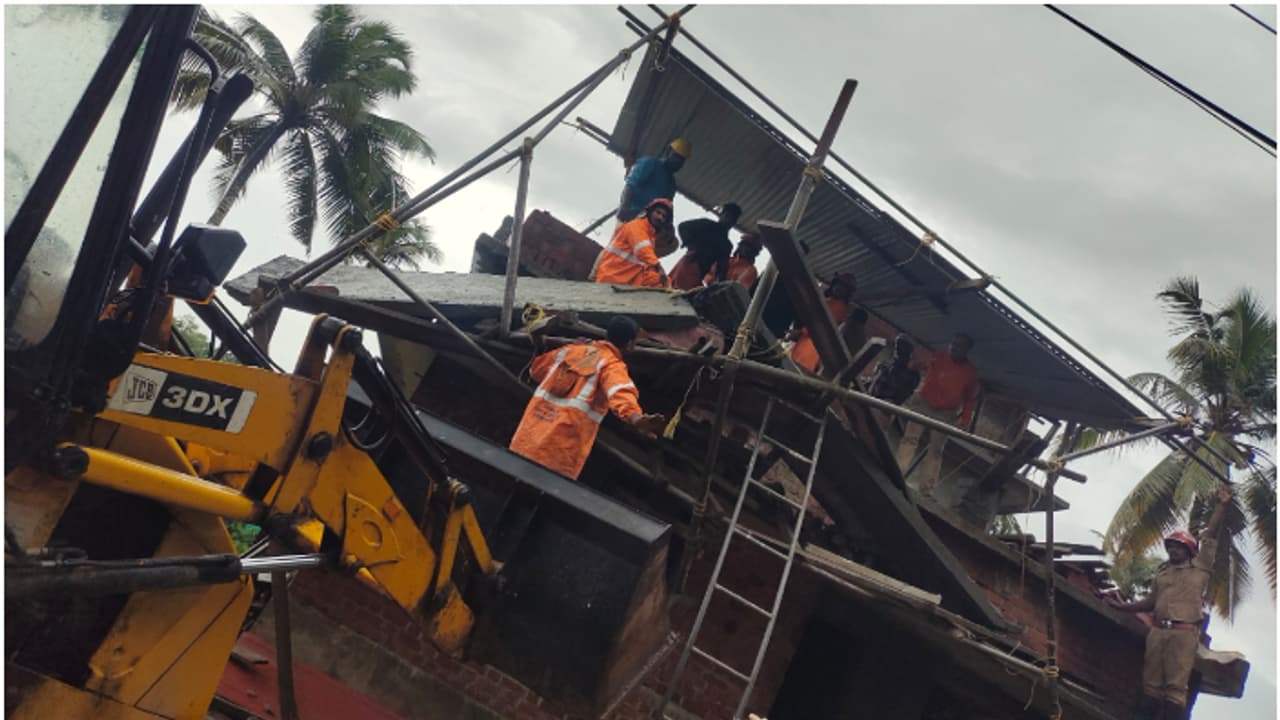 വീട് നിർമ്മാണത്തിനിടെ മേൽക്കൂര ഇടിഞ്ഞുവീണ് തൊഴിലാളികൾക്ക് പരിക്ക്; രക്ഷപ്പെടുത്തി പൊലീസും ഫയർ ഫോഴ്സും
