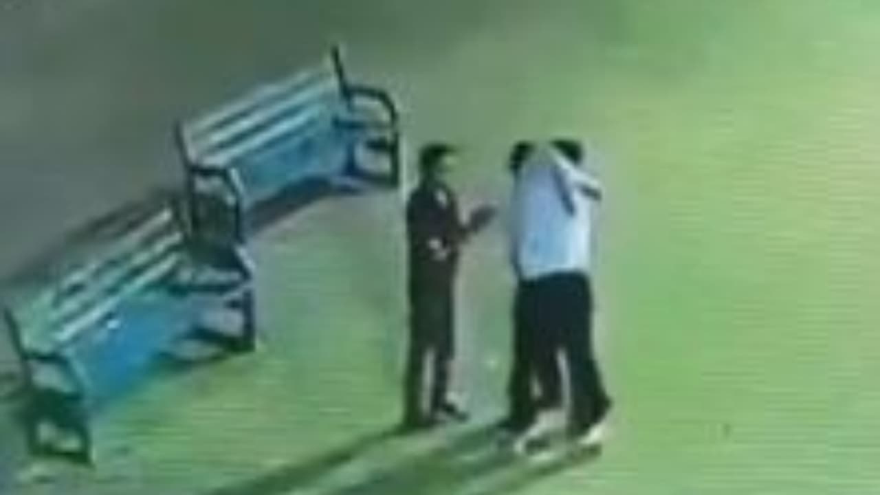 പാർക്കിംഗ് സ്ഥലത്തേക്കുറിച്ച് തർക്കം, യുപിയിൽ ഫ്ലാറ്റ് സെക്രട്ടറിയുടെ മൂക്ക് കടിച്ച് പറിച്ച് യുവാവ്, കേസ് പാർക്കിംഗ് സ്ഥലത്തേക്കുറിച്ച് തർക്കം, യുപിയിൽ ഫ്ലാറ്റ് സെക്രട്ടറിയുടെ മൂക്ക് കടിച്ച് പറിച്ച് യുവാവ്, കേസ്