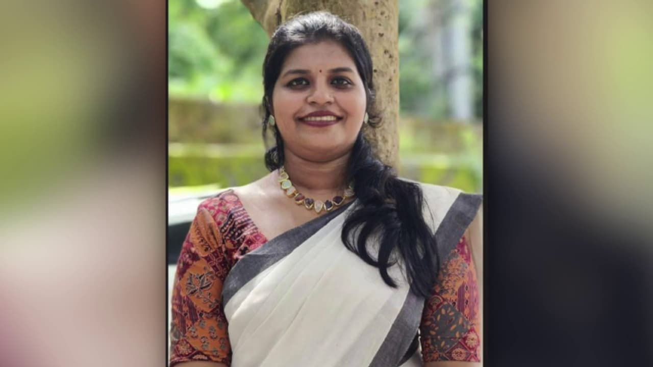 വീട്ടുമുറ്റത്ത് നിന്ന് രണ്ടര വയസുള്ള മകന് ചോറ് വാരിക്കൊടുക്കുന്നതിനിടെ പാമ്പ് കടിച്ചു; യുവതി മരിച്ചു