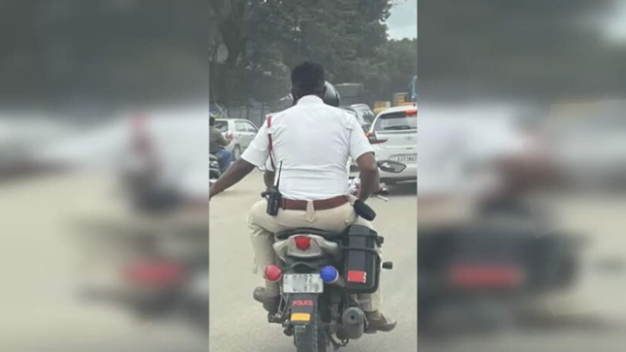 നാട്ടുകാർക്കൊക്കെ ഫൈനടിച്ചിട്ട് അങ്ങനങ്ങ് പോയാലോ; ട്രാഫിക് പൊലീസുകാരന് പണികൊടുത്ത് നാട്ടുകാർ നാട്ടുകാർക്കൊക്കെ ഫൈനടിച്ചിട്ട് അങ്ങനങ്ങ് പോയാലോ; ട്രാഫിക് പൊലീസുകാരന് പണികൊടുത്ത് നാട്ടുകാർ