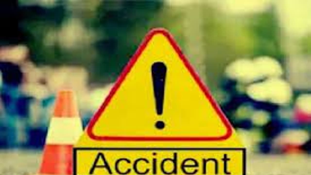 വട്ടമല വെള്ളച്ചാട്ടത്തിന് സമീപത്തെ വളവിൽ ലോറി മറിഞ്ഞു; അപകട സമയത്ത് ലോറിയിലുണ്ടായിരുന്നത് നാല് പേർ വട്ടമല വെള്ളച്ചാട്ടത്തിന് സമീപത്തെ വളവിൽ ലോറി മറിഞ്ഞു; അപകട സമയത്ത് ലോറിയിലുണ്ടായിരുന്നത് നാല് പേർ