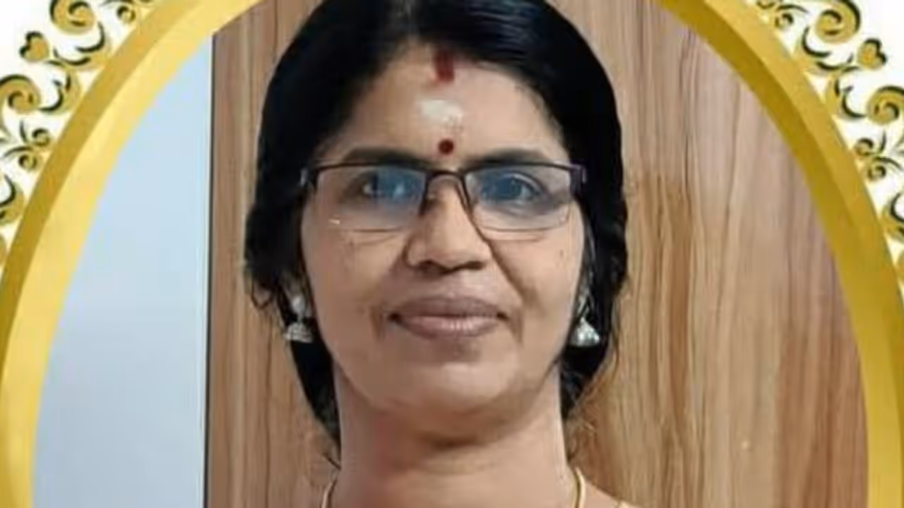 തിരുവനന്തപുരത്ത് സ്കൂളിൽ കുട്ടികൾക്ക് ക്ലാസെടുക്കുന്നതിനിടെ അധ്യാപിക കുഴഞ്ഞുവീണ് മരിച്ചു തിരുവനന്തപുരത്ത് സ്കൂളിൽ കുട്ടികൾക്ക് ക്ലാസെടുക്കുന്നതിനിടെ അധ്യാപിക കുഴഞ്ഞുവീണ് മരിച്ചു