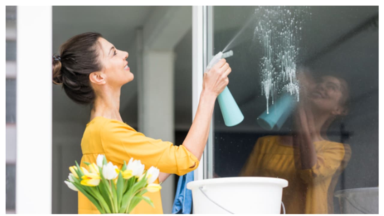 വീട്ടിലെ ജനാലകൾ വൃത്തിയാക്കുമ്പോൾ ഇക്കാര്യങ്ങൾ ശ്രദ്ധിക്കണേ വീട്ടിലെ ജനാലകൾ വൃത്തിയാക്കുമ്പോൾ ഇക്കാര്യങ്ങൾ ശ്രദ്ധിക്കണേ