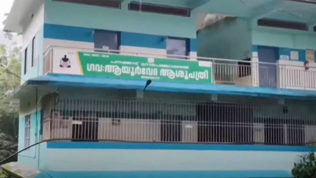 മഴ കനത്തു, ആശുപത്രിയുടെ താഴത്തെ നിലയിൽ ഉറവ പൊട്ടി, രോഗികളെ വീട്ടിലേക്ക് പറഞ്ഞുവിട്ടു 